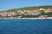 Blick vom Meer auf Okrug Gornji