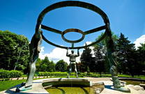 Sinj Drei-Generationen-Skulptur