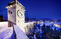 Sinj Kamicak bei Nacht