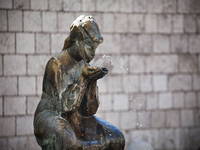 Sinj Mädchen Statue