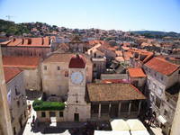 Glockenturm und Stadt Loggia Trogir