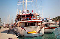 Ausflugsboot in Trogir