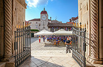 Sv. Lovre, Platz Ivana Pavla II