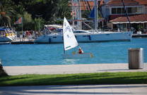 Kleines Segelboot in Trogir