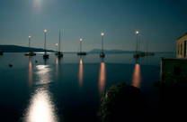 Vis - Jachten im Hafen bei Nacht