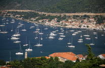 Jachten in der Bucht von Vis