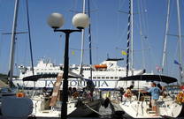 Jachten & Fähre im Hafen von Vis