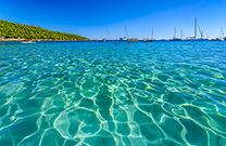 Strand Kosirina, Meer
