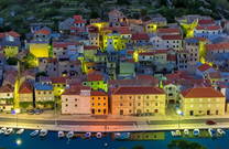 Novigrad (Dalmatien) bei Nacht