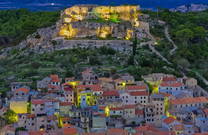 Nachtaufnahme von Novigrad (Dalmatien)