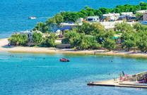 Kieselstrand in Novigrad (Dalmatien)