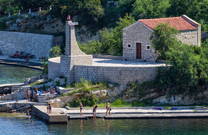 Betonierter Strand in Novigrad (Dalmatien)