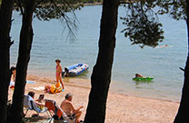 Schatten der Pinien am Strand Pilatusa