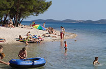 flach abfallende Strand Pilatusa