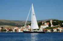 Rogoznica - Segelschiff vor Altstadt