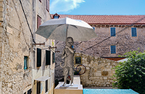 Statue Junge mit Regenschirm