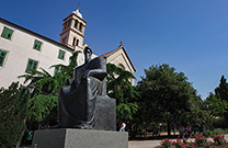Kirche Sv. Frane & Statue König Petar Kresimir