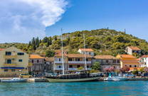 Ausflugsschiff, Tisno