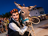 Esel Rennen, Tribunj