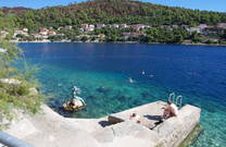 Strand mit betonierter Liegefläche in Brna