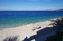 Kieselstrand in Brna