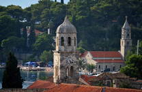 Cavtat - St. Nikolaus Kirche im Vordergrund - Franziskanerkloster im Hintergrund