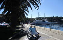 Verweilen Sie an der Strandpromenade und geniessen die Ruhe am Wasser