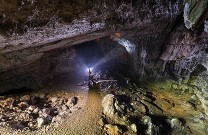 Besuch, Schwarze Höhle