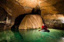 Boot auf See, Krizna Höhle
