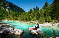 Smaragdgrüner Fluss Soca