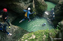 Canyoning, Sprung Wasser