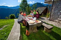 Brotzeit im Logar Tal