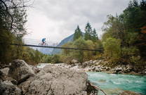 Mountainbiker - Brücke Soca