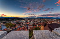 Ljubljana - Abenddämmerung Stadt & Berge