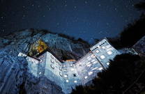 Höhlenburg Predjama, Sternenhimmel